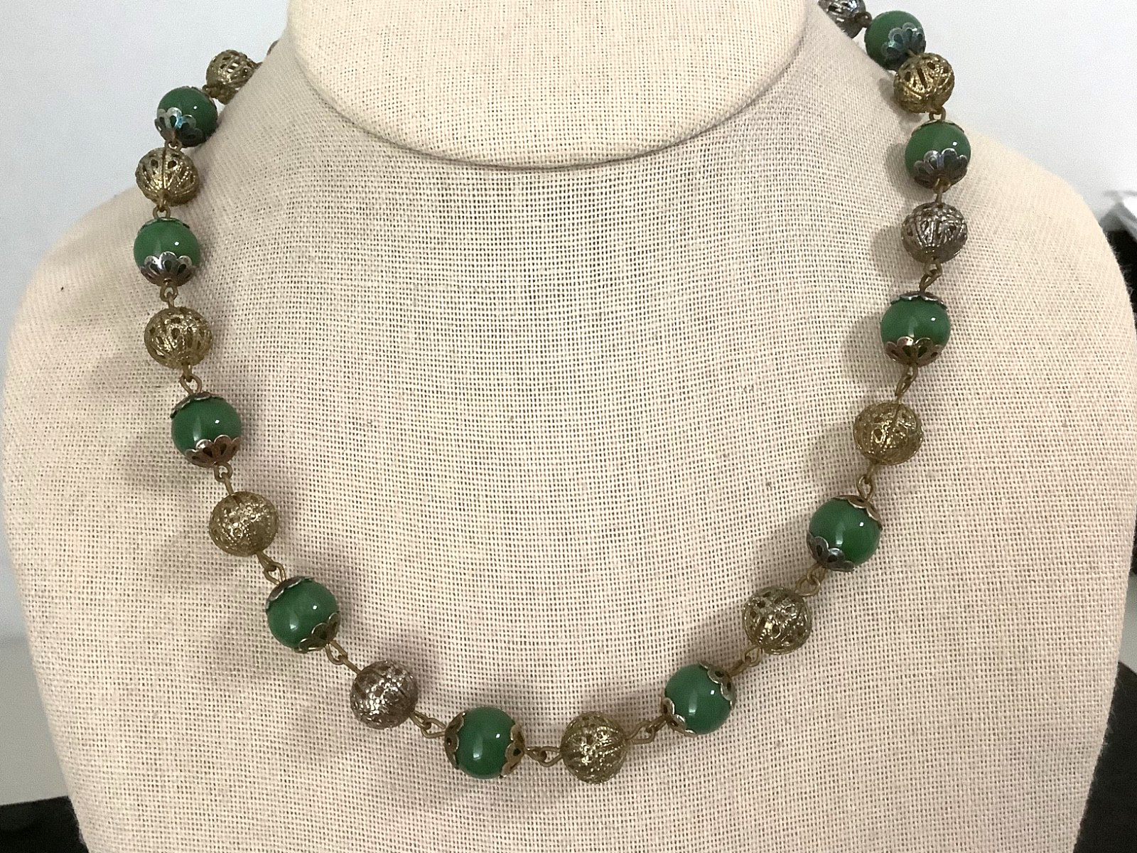 Vintage Art Deco vivid green Jade station beaded necklace 18″