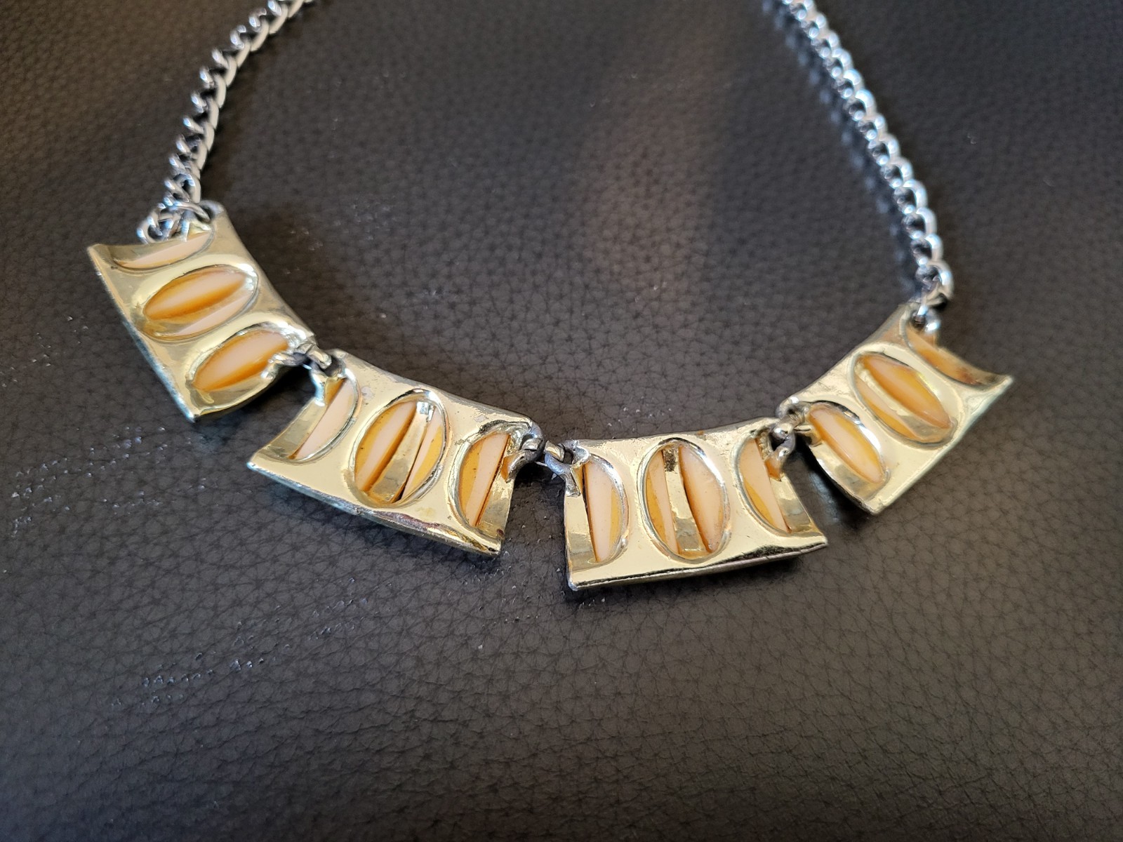 Vintage silver tone Necklace with Peach color stones.