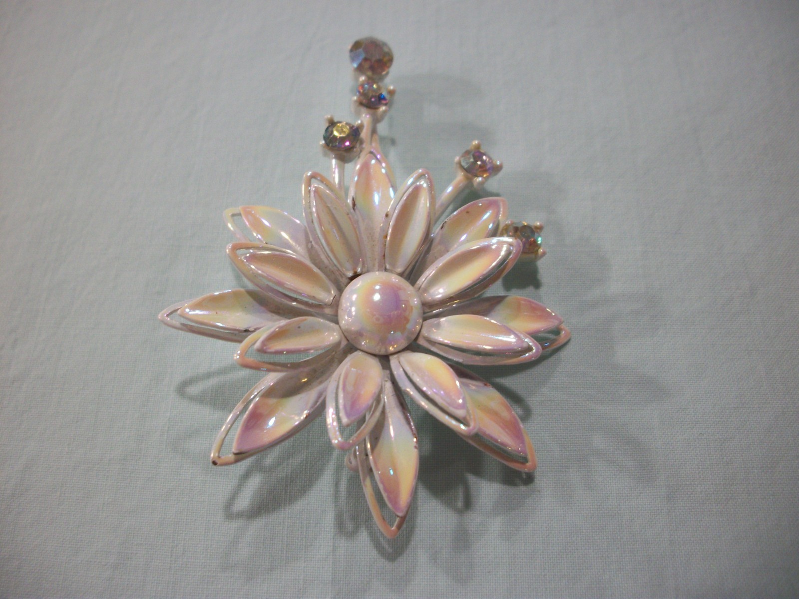 ViNTaGE MeTaL ENaMeL OMBRE PASTEL/AURORA BOREALIS RHINESTONE FLoWeR PiN/BRooCH