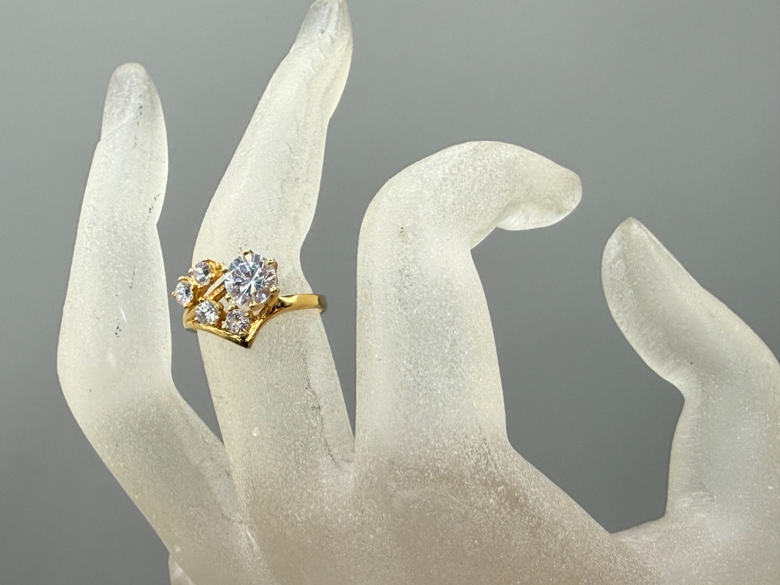 ESTATE VINTAGE 18K GOLD PLATED ROUND CUT CZ OR DIAMANTE CLUSTER RING SZ 7