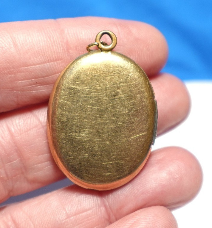 GOLD FILLED VINTAGE OVAL LOCKET SINGLE FLOWER 20 X 28 MM 5.3 GRAMS J-695