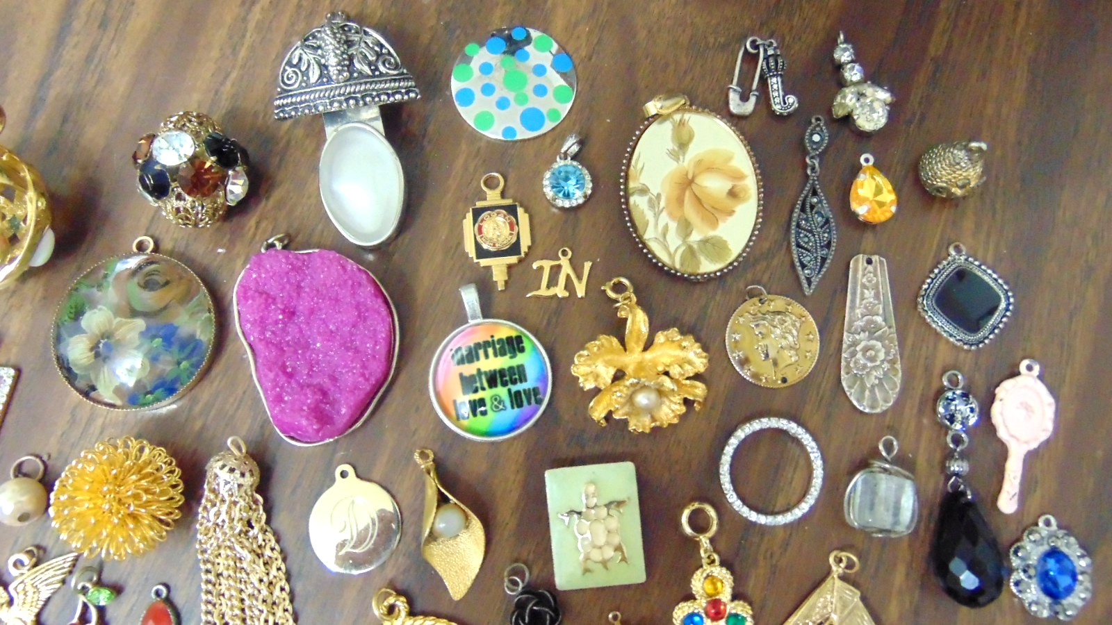 Huge Vtg lot of 141 Estate Pendants & Charms Mixed Materials And Styles