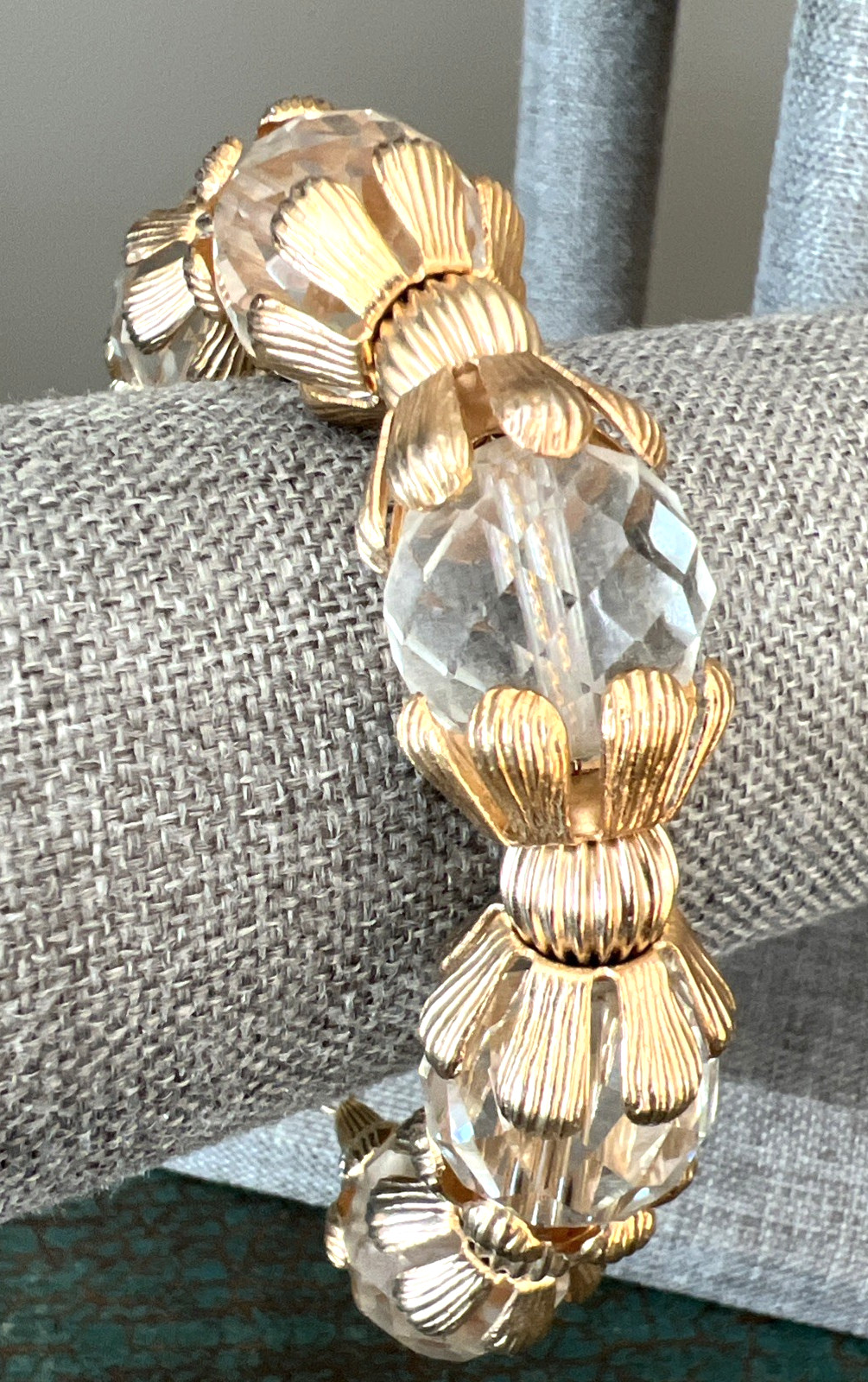 VINTAGE SARAH COVENTRY GOLDEN ICE CLEAR CRYSTAL GOLDTONE BEAD BRACELET 9″ X 3/4″