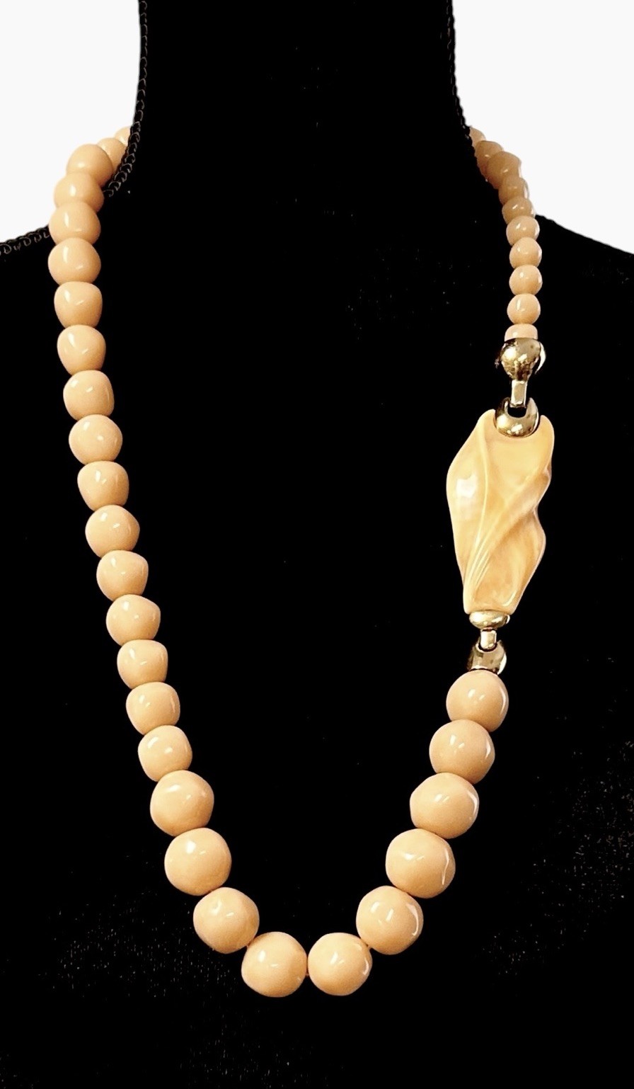 Trifari Necklace Kunio Matsumoto Peach Blush Graduated Lucite Beads 70s Chunky