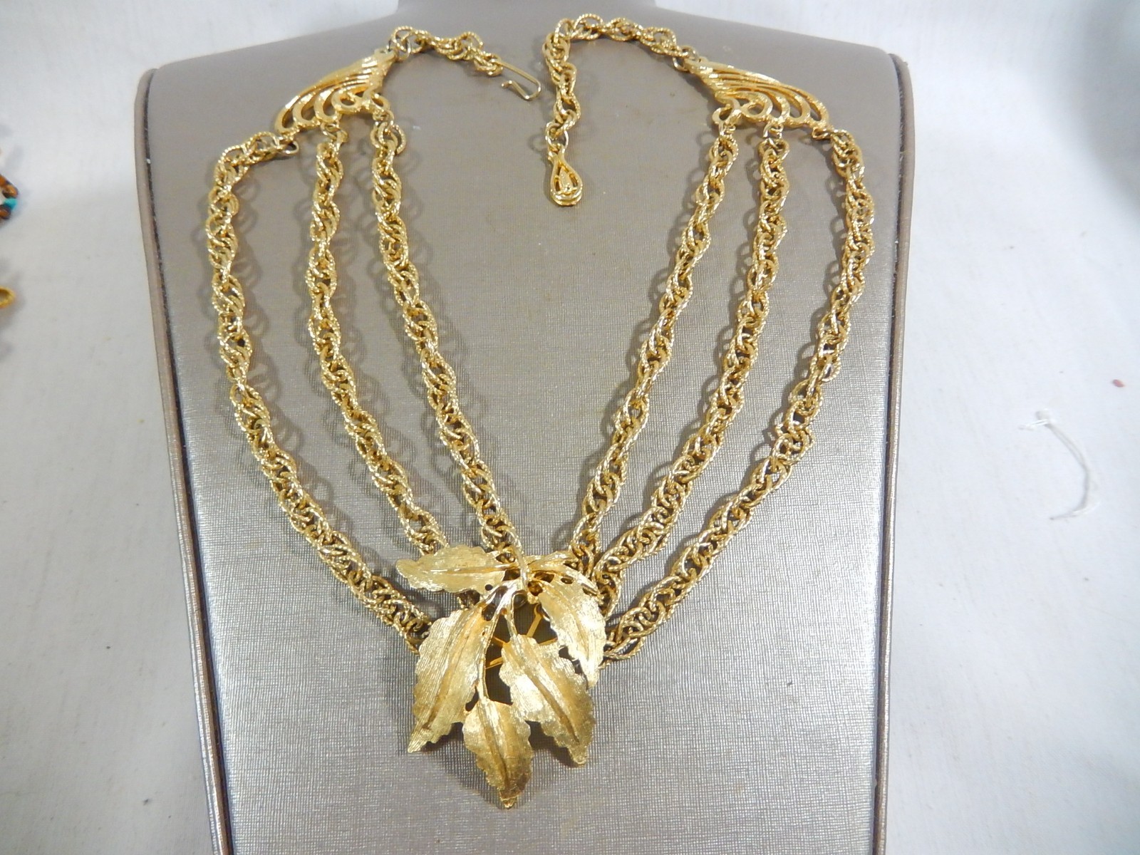 STUNNING VTG FESTOON W LARGE MULTI LEAF CENTERPIECEGOLD TONE BIB NECKLACE