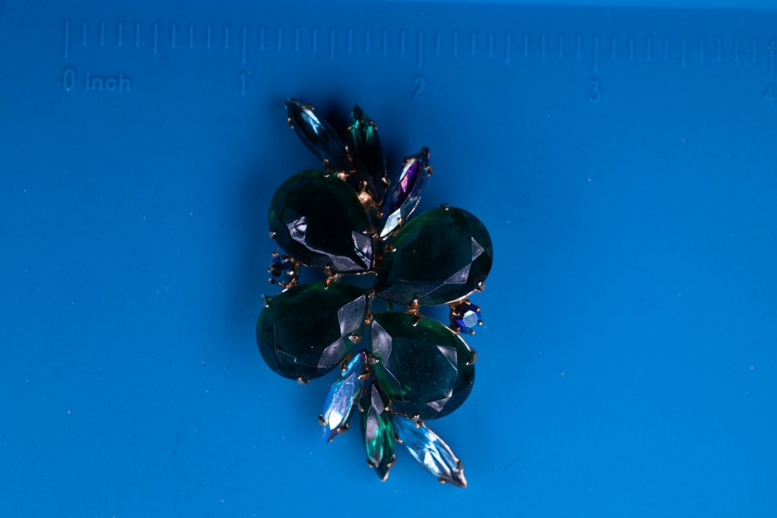Vintage Floral Cluster Brooch Pin Gold Tone 2″ Emerald Blue Rhinestone