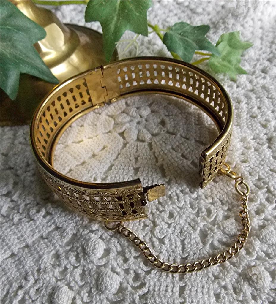 LOVELY VINTAGE 1950’s WIDE GOLD TONE METAL OPEN CUT WORK DESIGN HINGED BRACELET