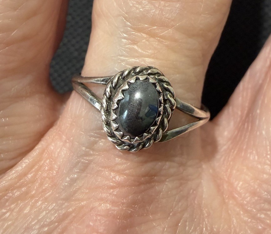 VINTAGE SOUTHWESTERN STYLE OVAL HEMATITE SPLIT SHAFT RING SIZE 8.75