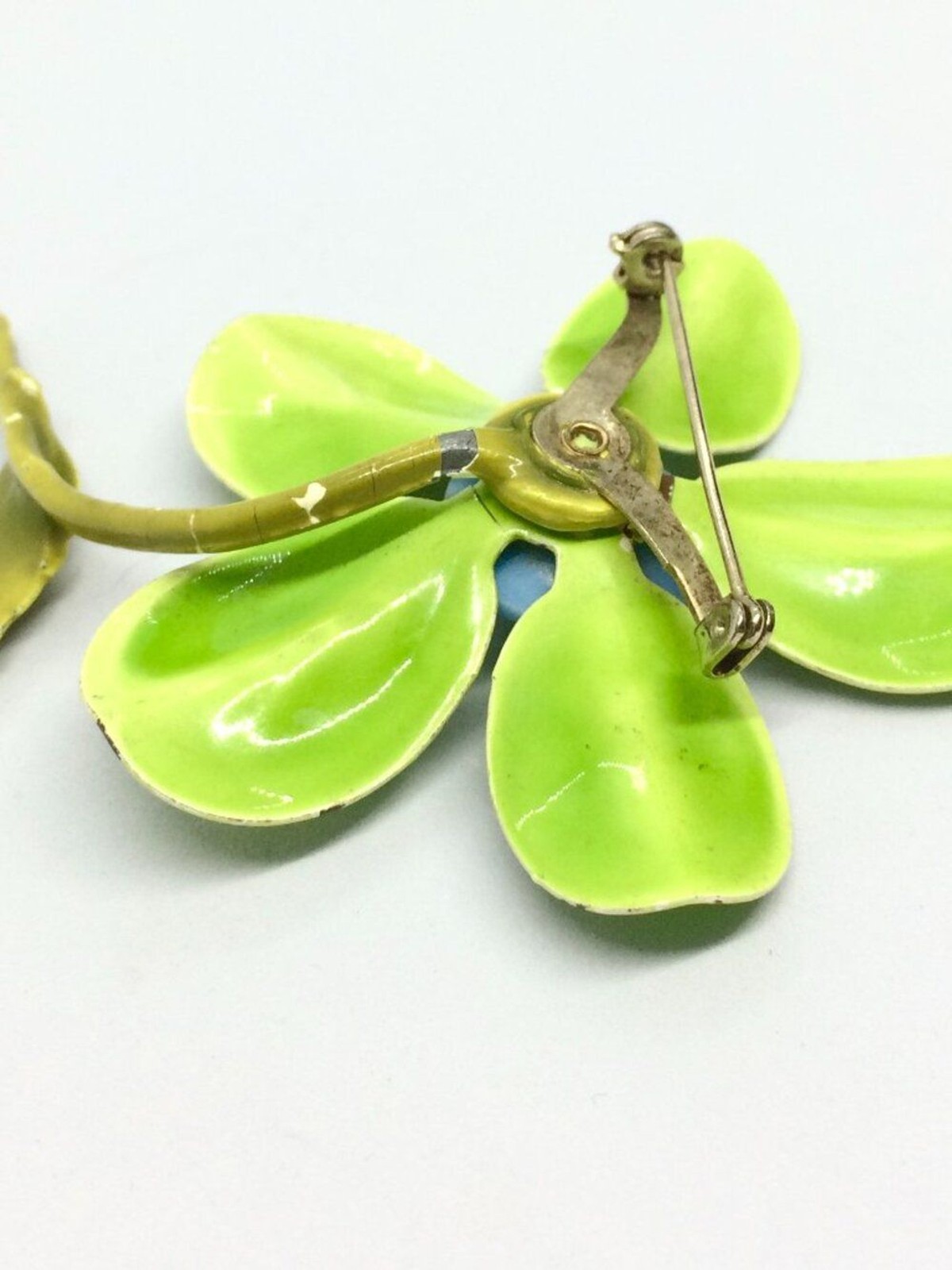 VINTAGE ENAMEL BROOCH Flower Lime Green Blue Molded Plastic Mod Pop Art 60s