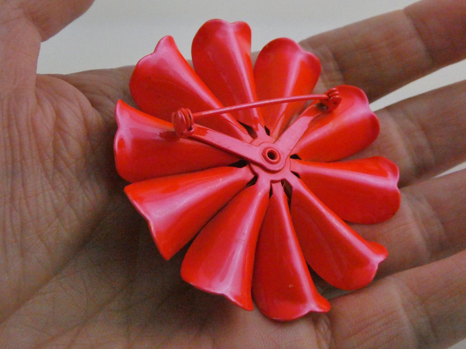 Vintage Unsigned Iridescent Red Orange Enamel Flower Brooch Pin 17g 61mm Diam