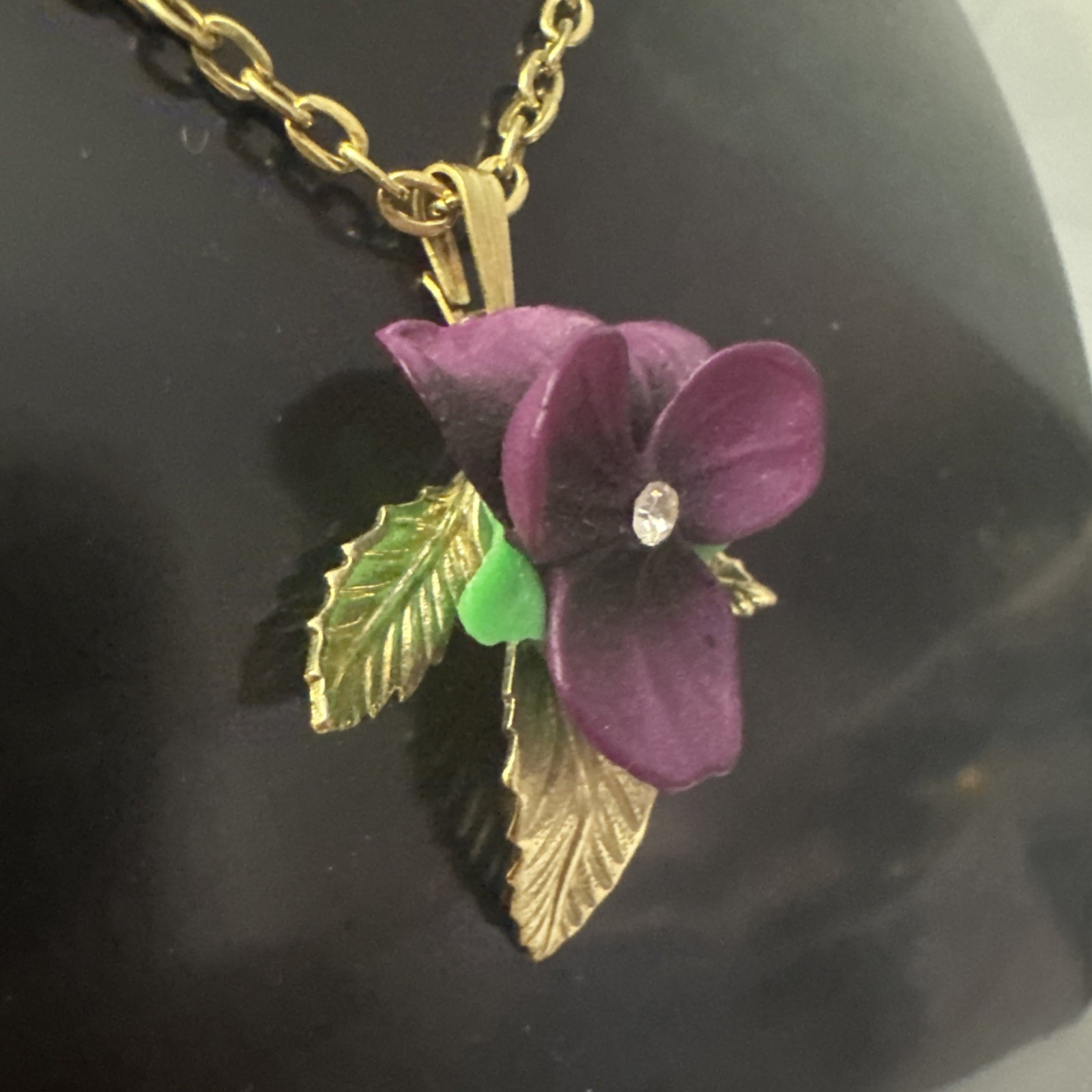 Vintage Purple Lucite Pansy/Violet Flower Necklace Pendant Gold Tone Chain 18”