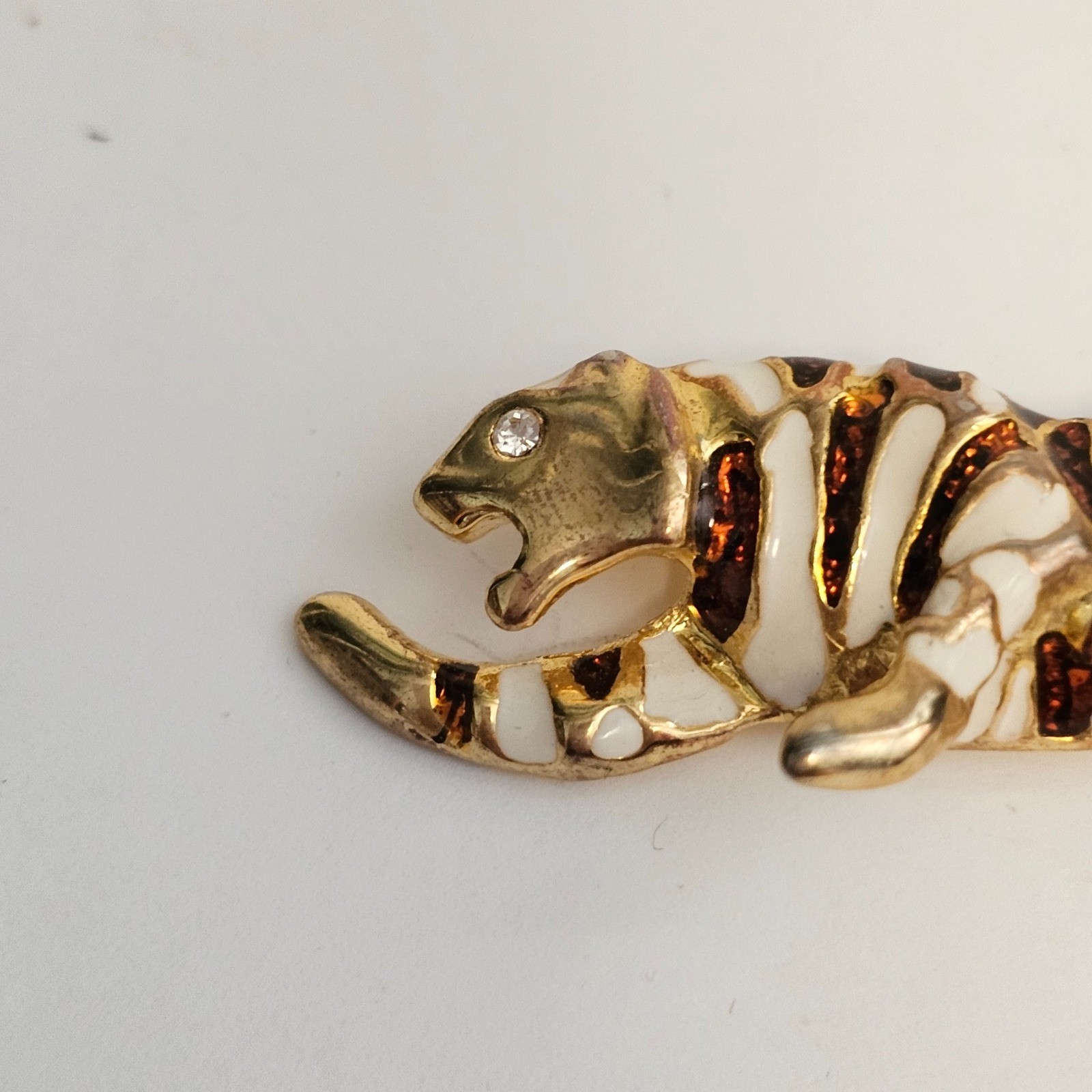 Vintage Gold Tone Enameled Panther White Brown Shimmer Brooch Pin