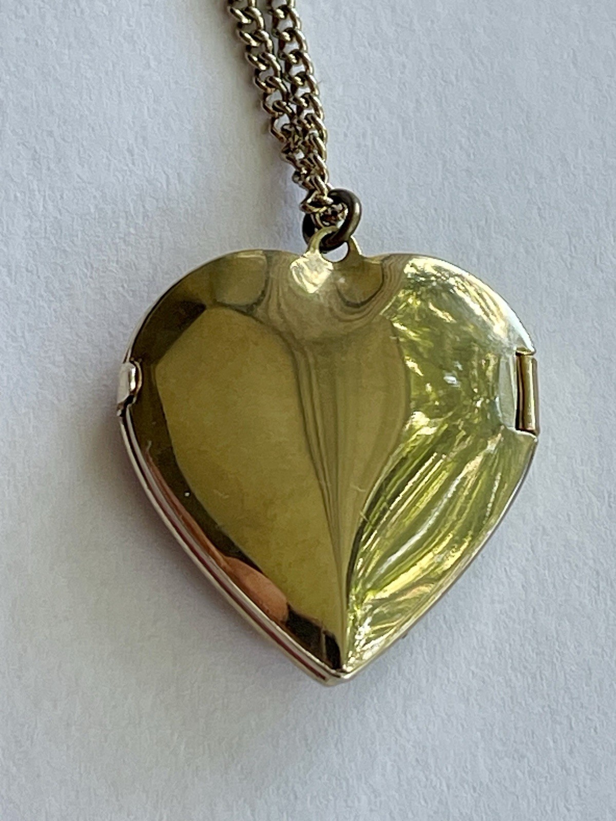 Vintage Revere Beach Heart Locket Necklace 17.5” Gold Tone Mother of Pearl