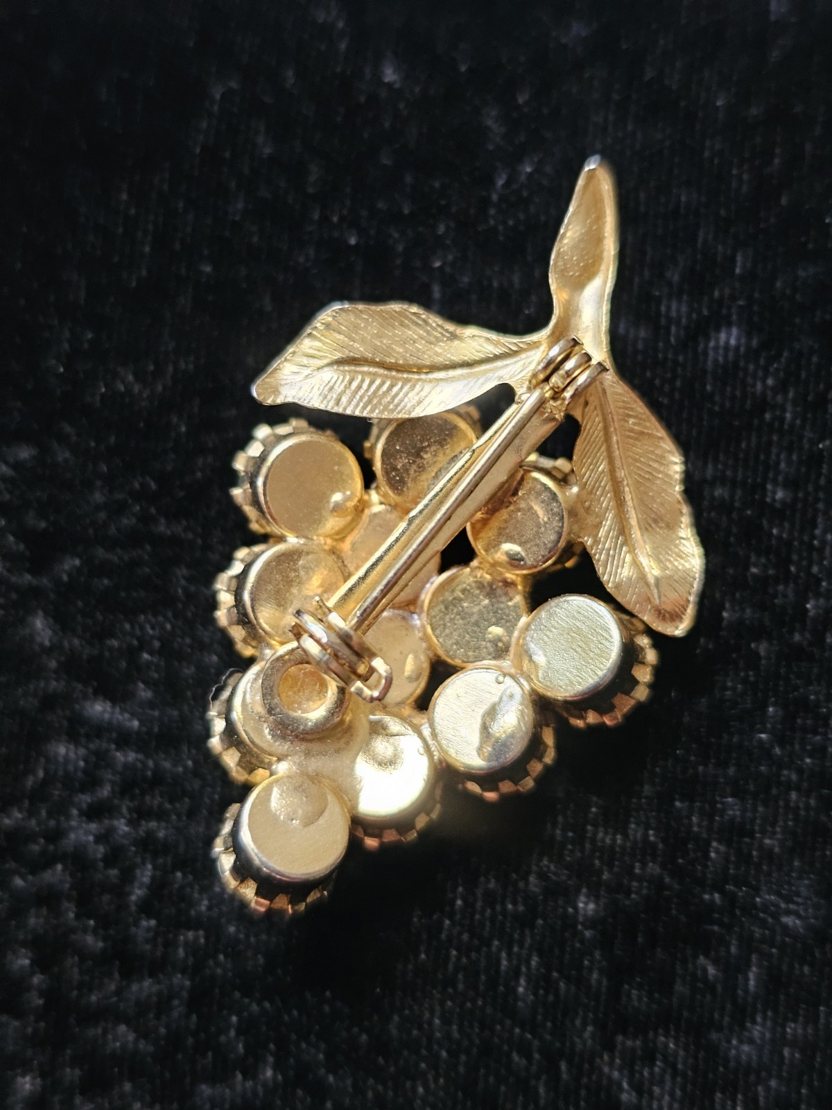Estate Grape Cluster Brooch Green Rhinestones Gold Tone Prong Set Mcm Pin