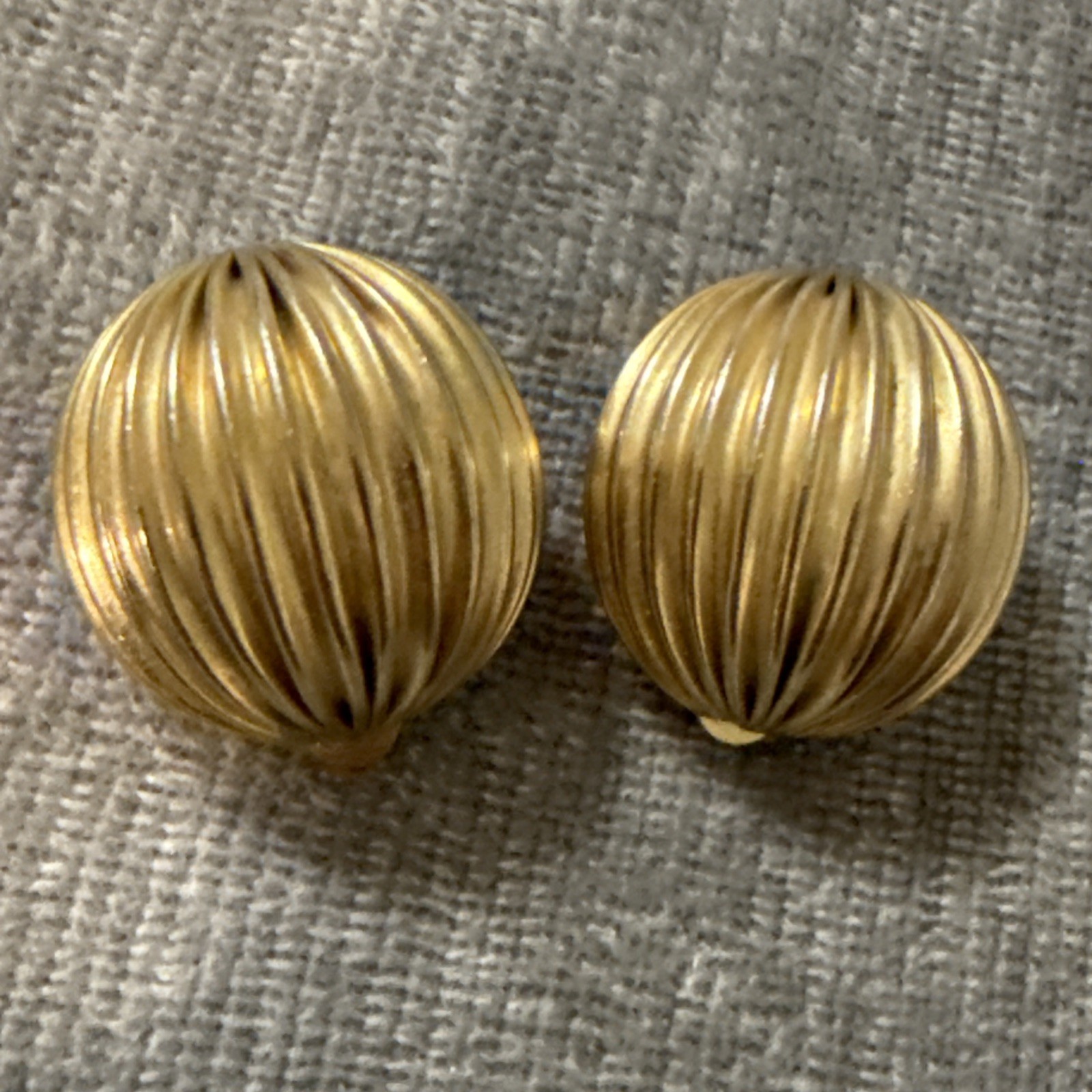 VTG GAY BOYER GOLD 1” LARGE ROUND DOME STATEMENT Ribbed CLIP EARRINGS Rare
