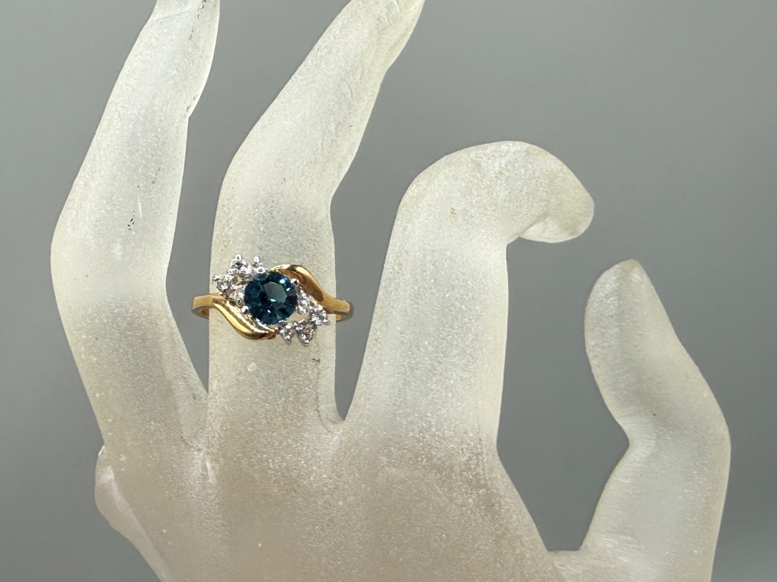 ESTATE VINTAGE 14K GOLD PLATED ROUND CUT BLUE CRYSTAL DIAMANTE CLUSTER RING SZ 8