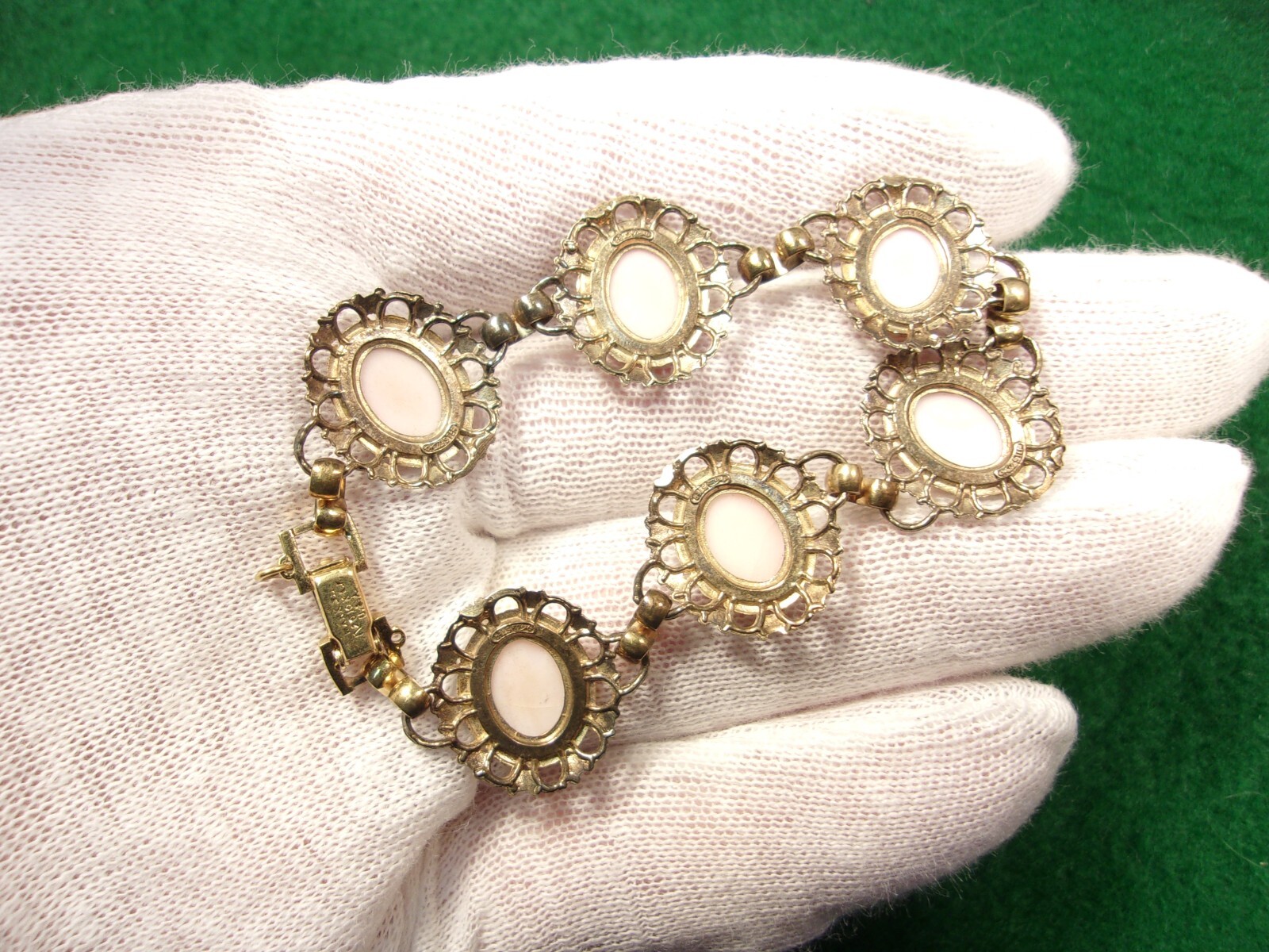 GRACEFUL VTG LADY’S YELLOW GOLD FILLED BRACELET W/VERY LIGHT PINK/WHITE CAMEOS