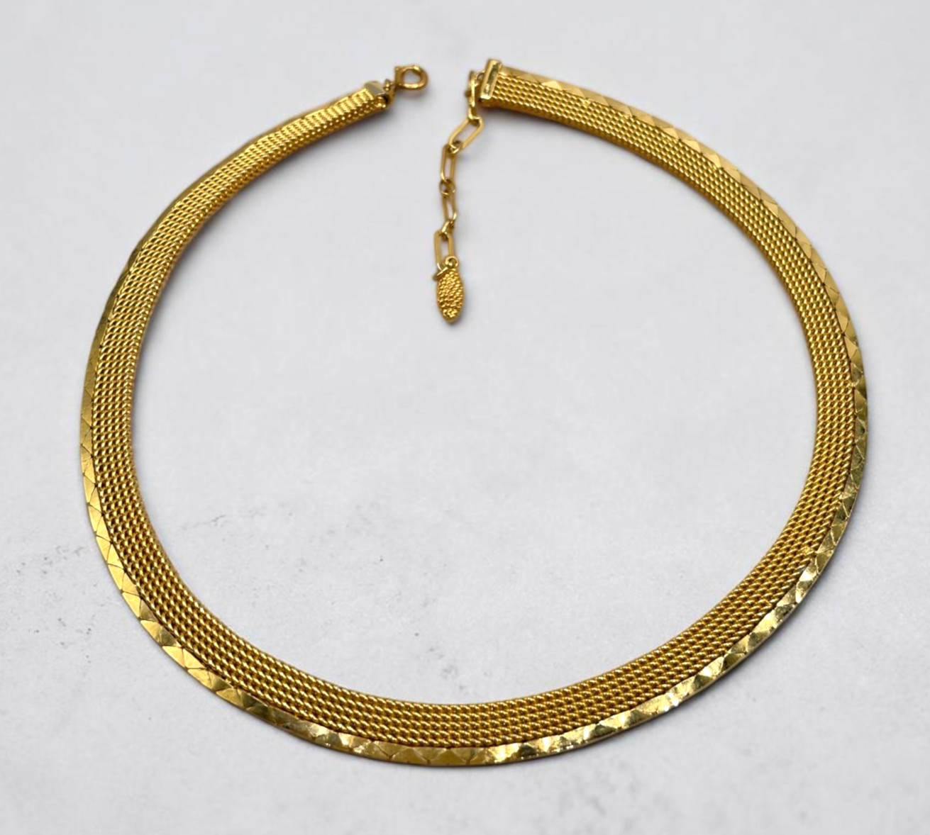 VTG Designer Pennino Gold-tone flexible mesh chain adjustable choker necklace