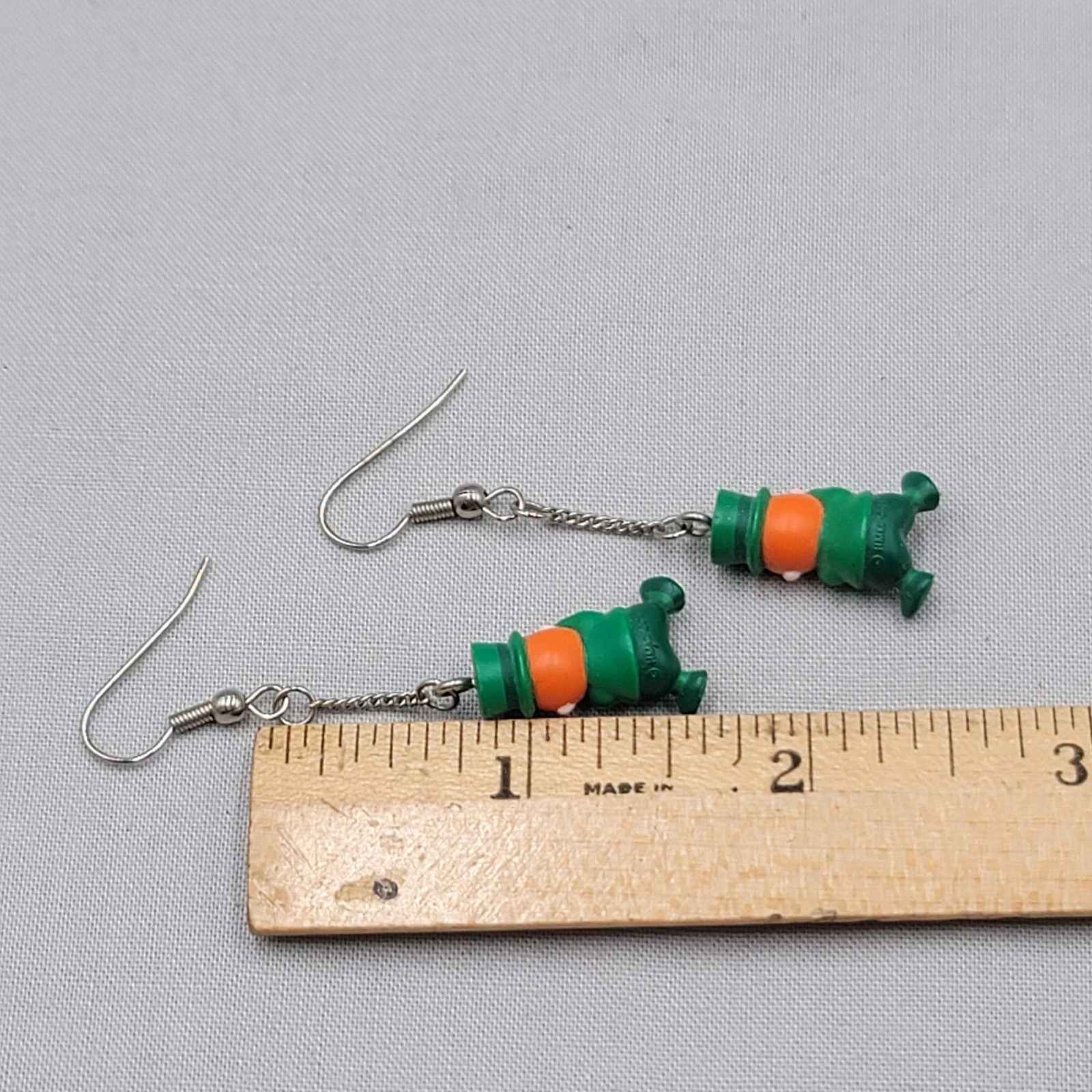 Vintage Hallmark Leprechaun Pierced Earrings Silver tone Chain Dangle 1.5″