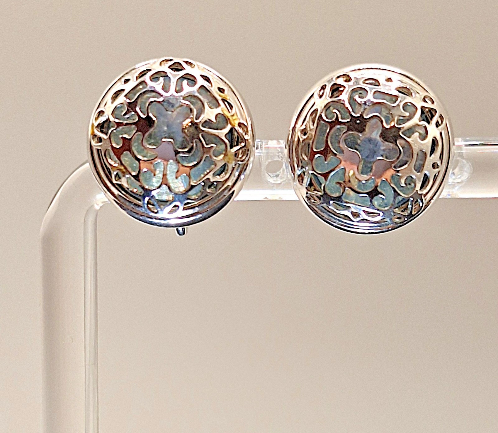 Vtg Avon Round Slver Filigree Button Style Clip Ons w Light Blue Inserted Stone