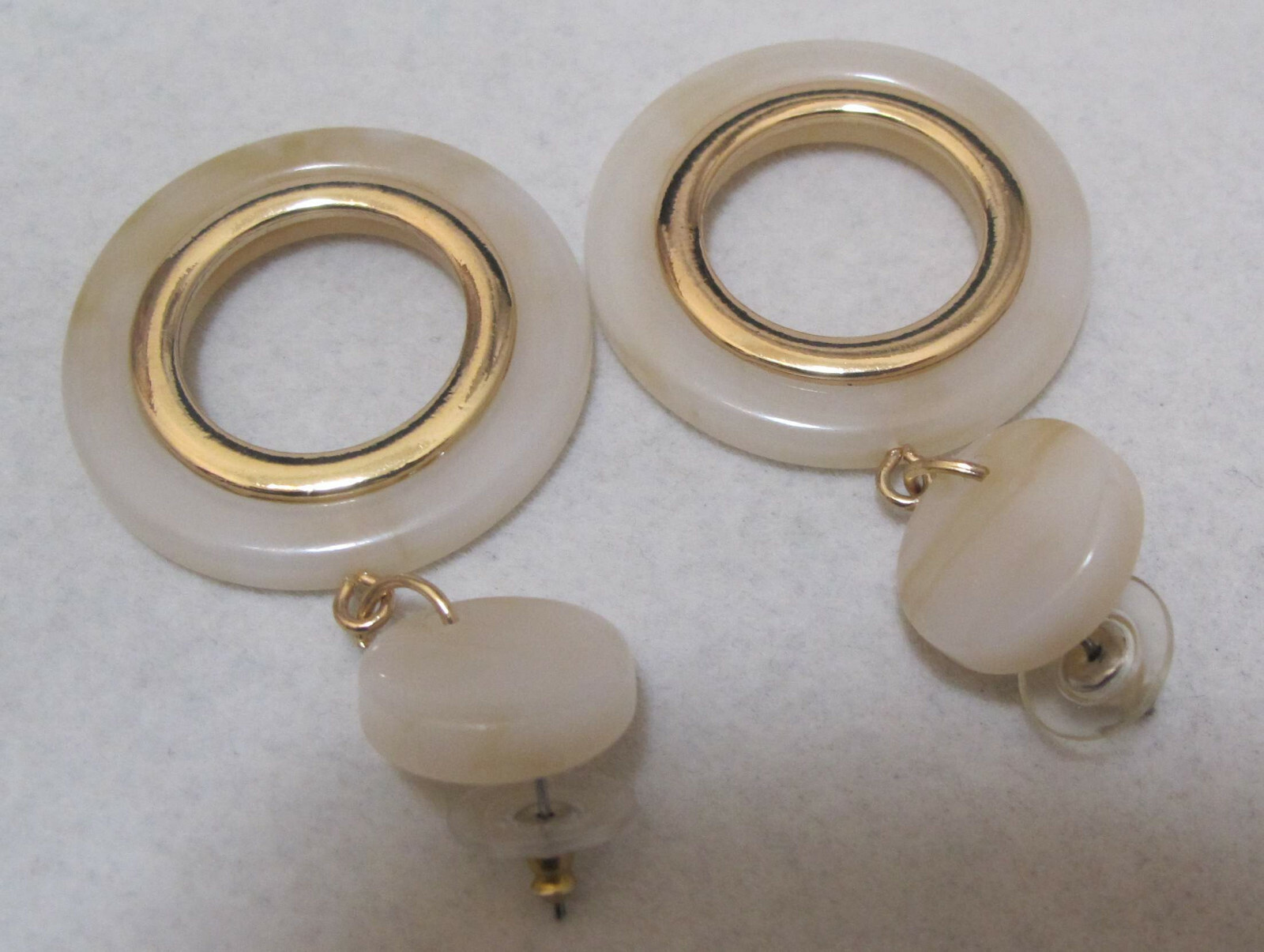 Vtg 2-3/8” Gold Tone Creamy Marbled White Lucite Dangle Hoop & Disk Post Earring