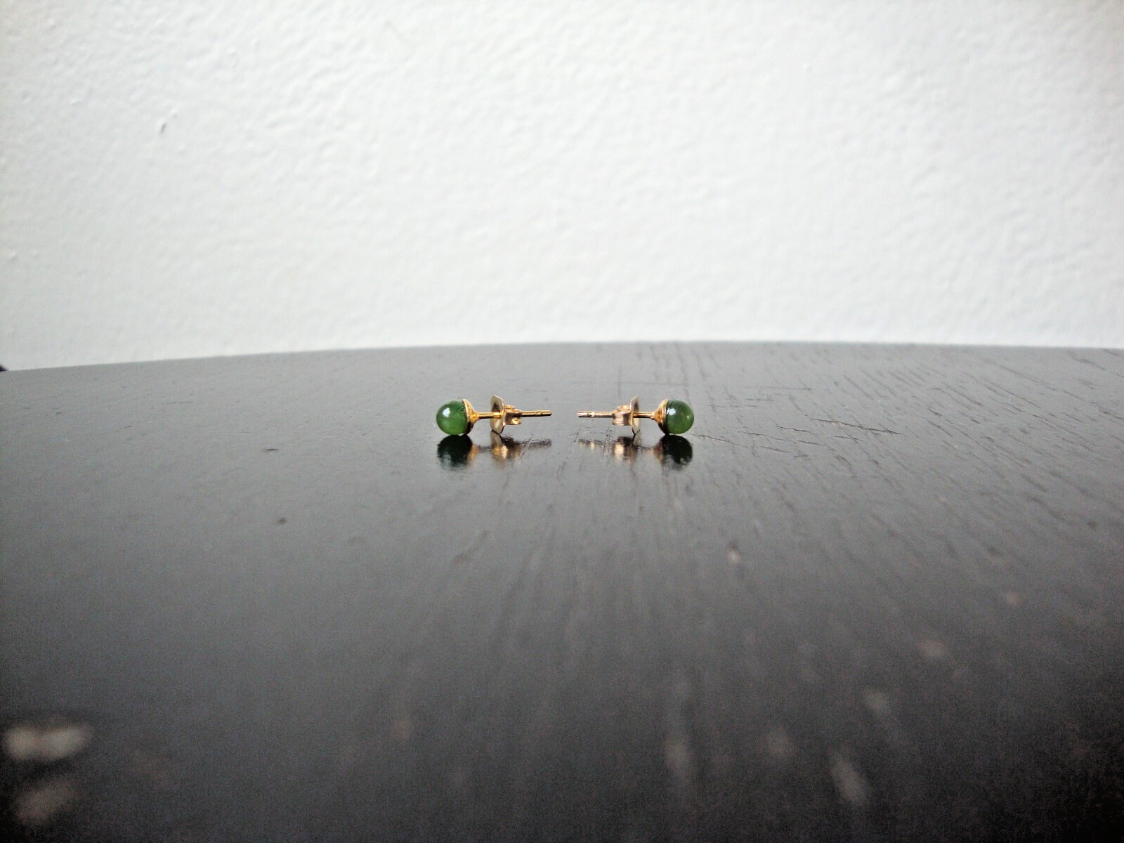 VTG CLASSIC CHINESE 4MM GREEN JADE BEAD/BALL YELLOW GOLD PLATED POST EARRINGS
