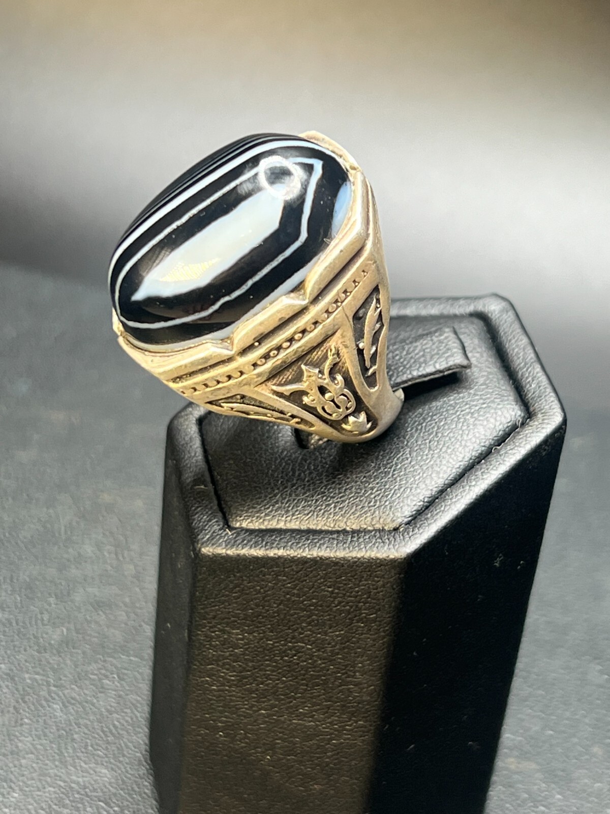 Old Natural Handmade Black & White Agate Silver Ring, Weight 24.54 gr