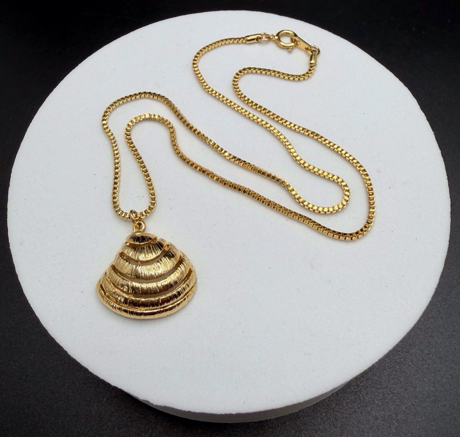 Gold Tone Sea Shell Beach Motif Pendant Vintage Necklace Box Chain 15”