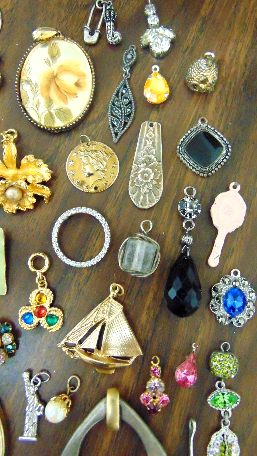 Huge Vtg lot of 141 Estate Pendants & Charms Mixed Materials And Styles