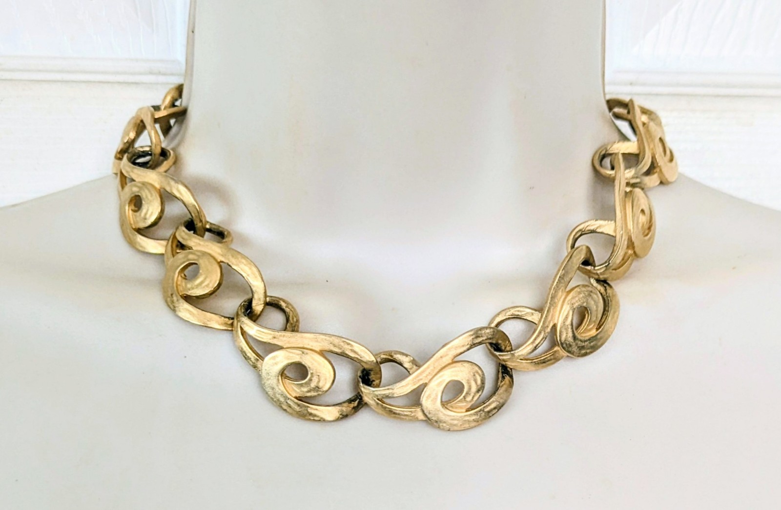 ERWIN PEARL Signed Designer Hammered Matte Gold Plate Swirl Choker Necklace 16″