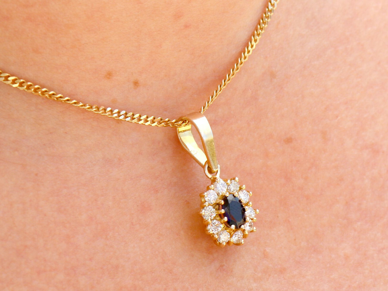 1980s Vintage 0.62 Ct Sapphire 0.35 Ct Diamond 18k Yellow Gold Cluster Pendant