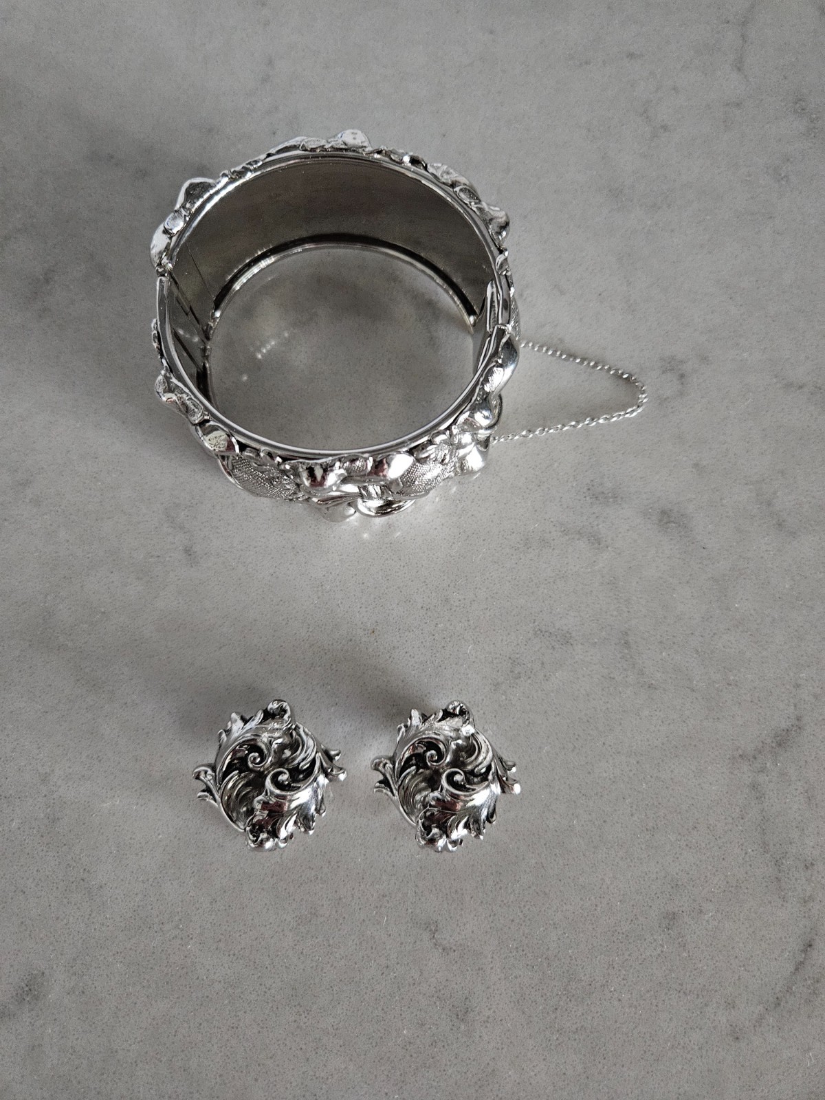 RARE AND VINTAGE WHITING & DAVIS SILVER SWIRLED HINGED CUFF BRACELET
