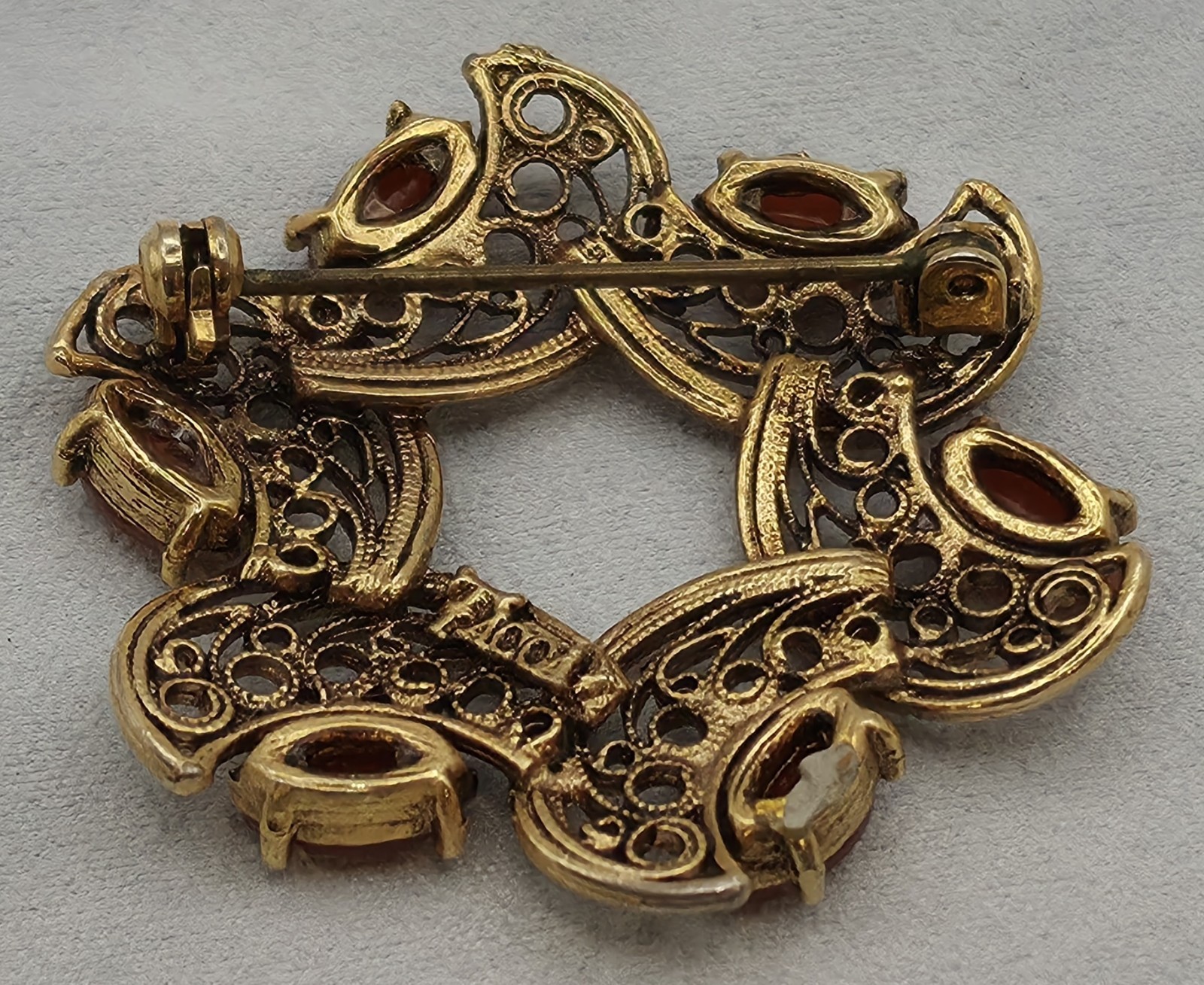 Beautiful Vintage Tacoa Goldtone Round Wreath Brooch With Carmilen Stones.