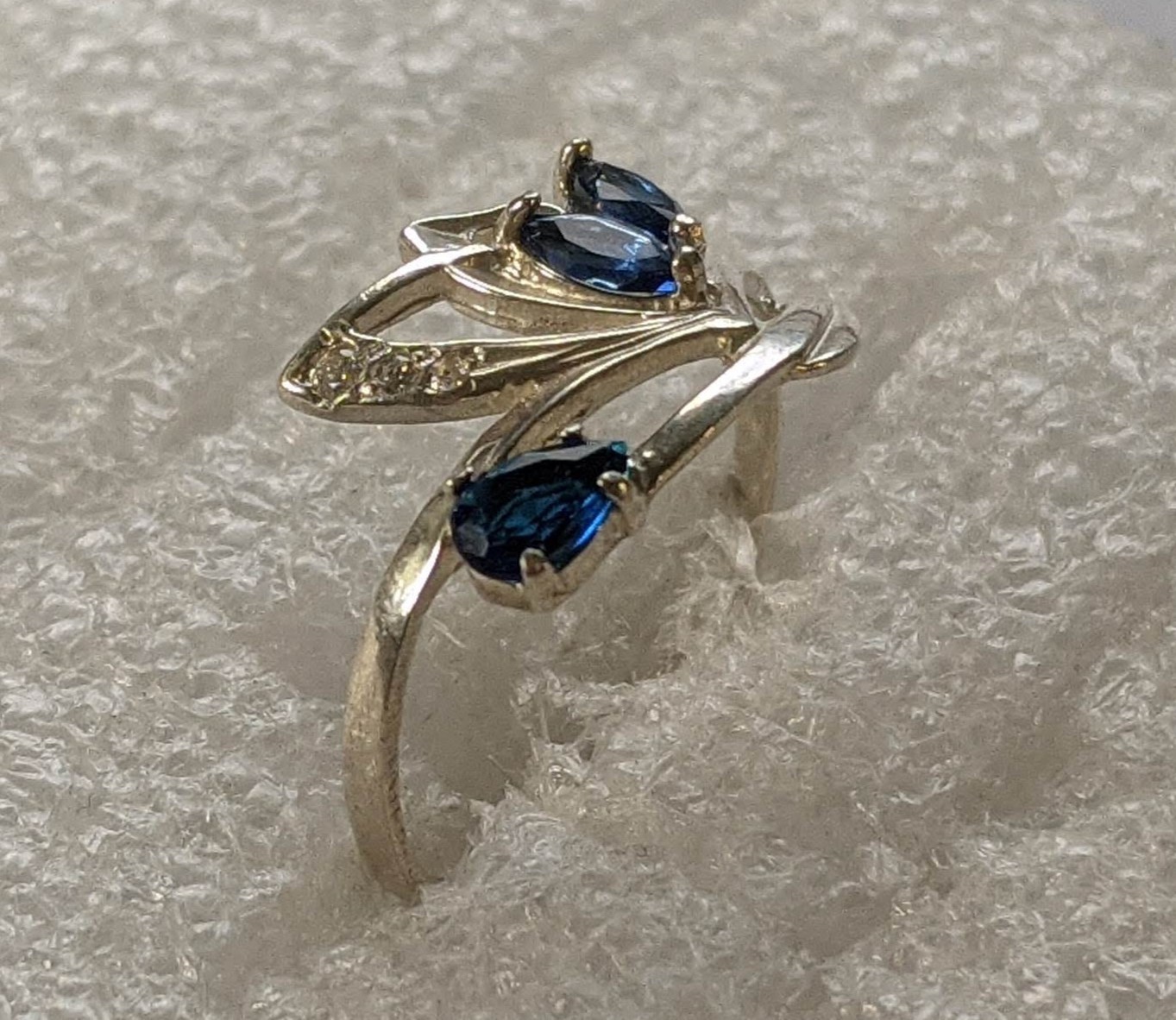 Vintage ring sterling silver 925 Size 8 Weight 1.53 g. Blue stones.