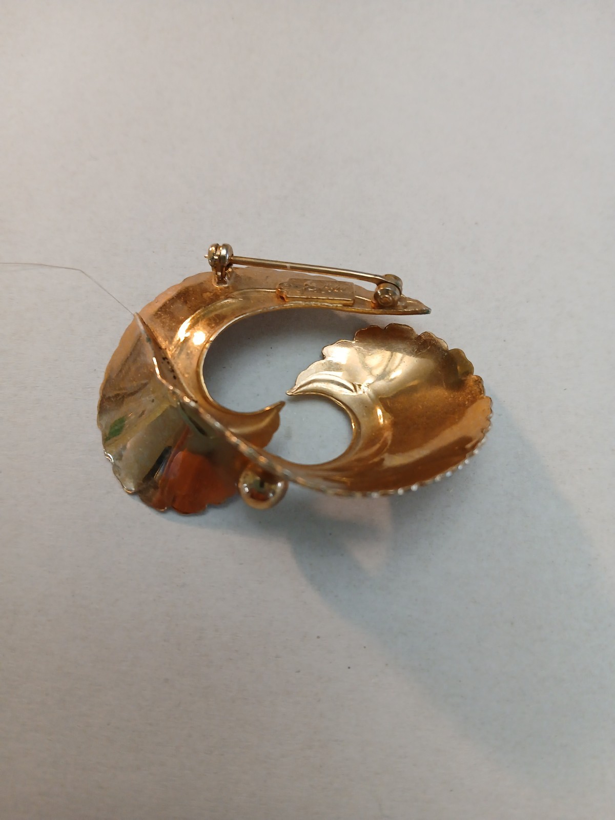 Vintage Coro Pegasus Gold Tone Florentine Feather Brooch Pin, 2″x1.5″