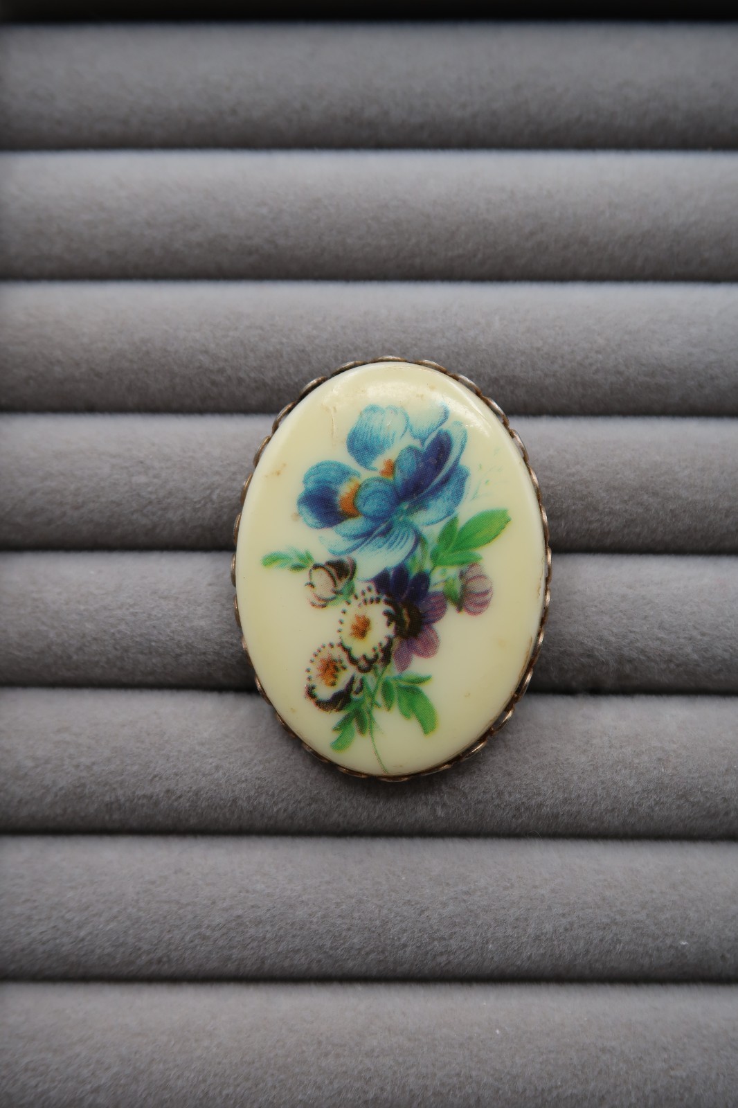 Vtg Cameo Brooch Floral Bouquet Design Cream Base Scalloped Metal Frame
