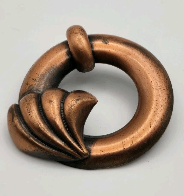 Vintage Copper Brooch / Pin Circle With Shell Design. 12g. Approx 2″ Diameter