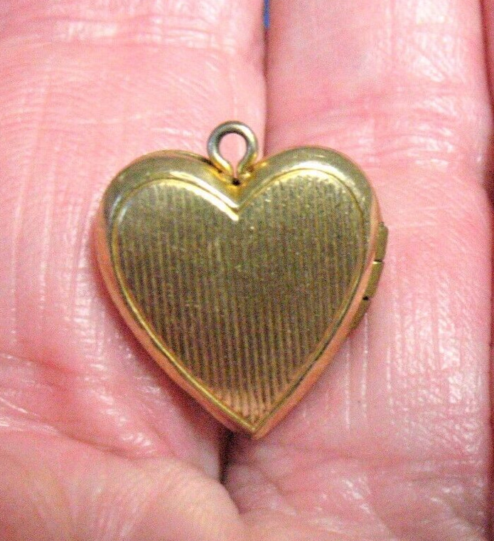 GOLD FILLED HEART LOCKET 2 FLOWERS 1.3 GRAMS 15 MM J-536