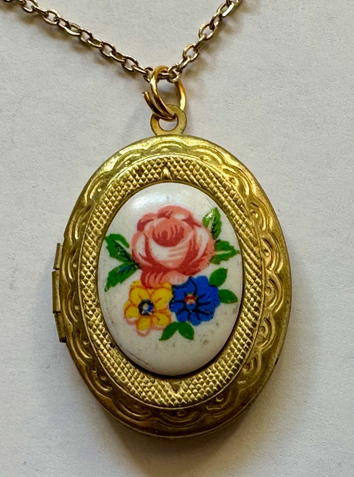 Vintage locket oval brass w rose flower cabachon pendant 1 1/4″ necklace 20″ GP