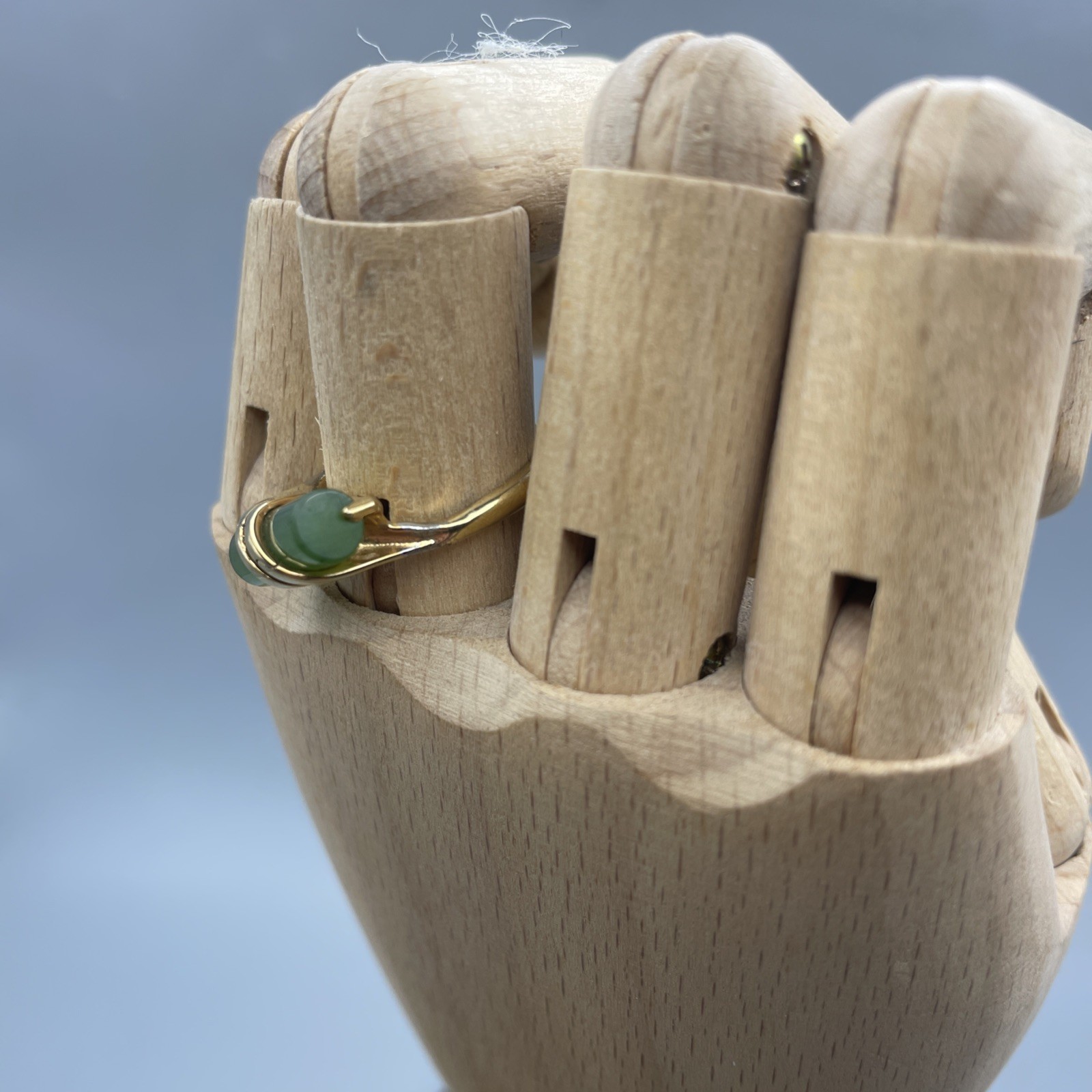 1978 AVON Captured Jade Green Stone Gold Tone Ring Size 5