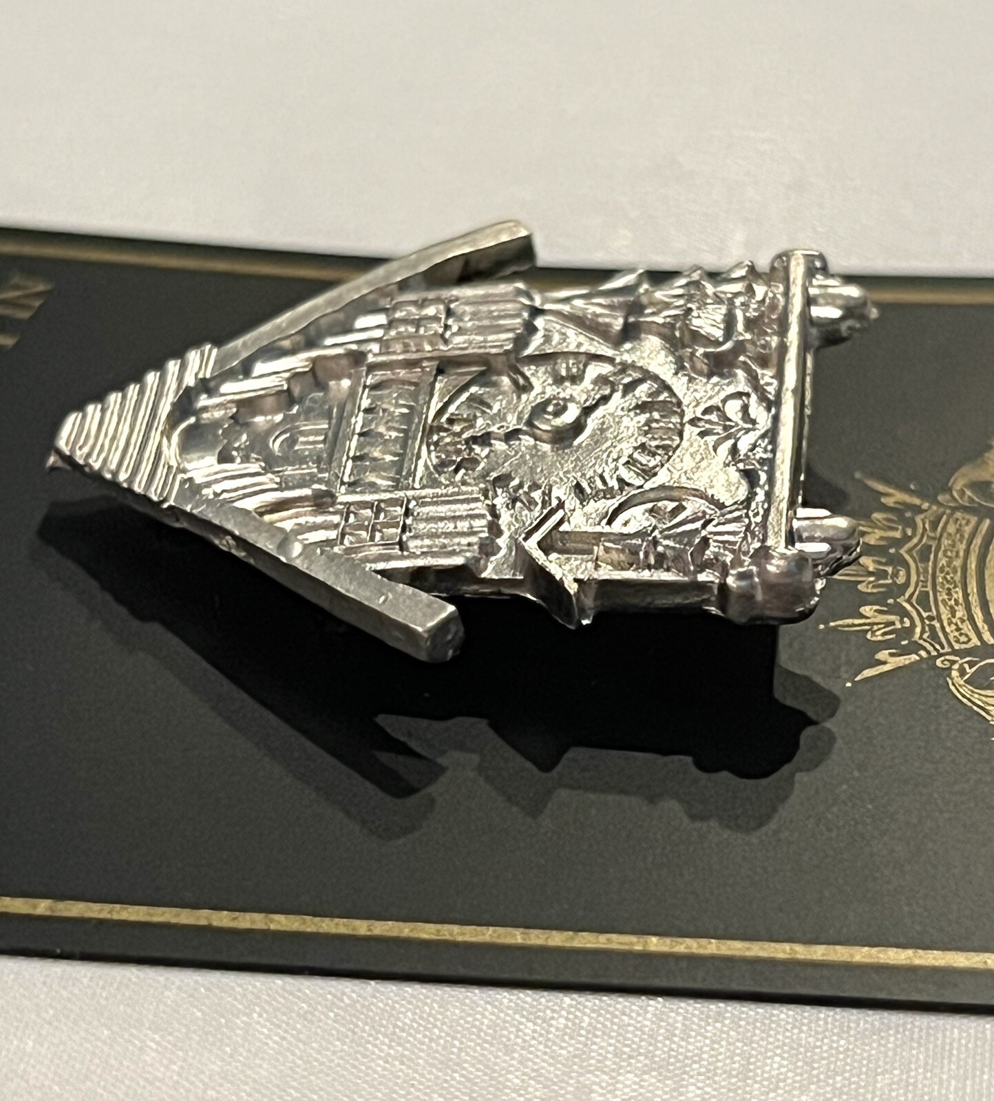 Silver Metal Pinback Brooch Collectible Hat Pin Clock Dial Face House DN & EI