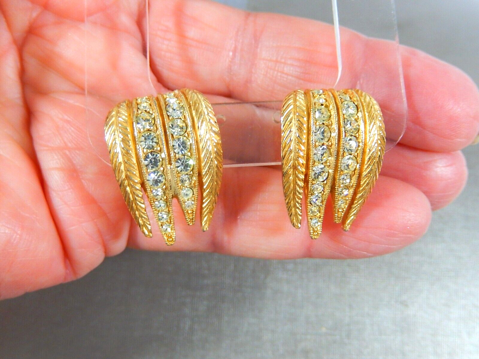 VTG SIGNED CASTECLIFF GOLD TONE GRADUATED RHINESTONE ADJUSTABLE CLIP ON EARRINGS