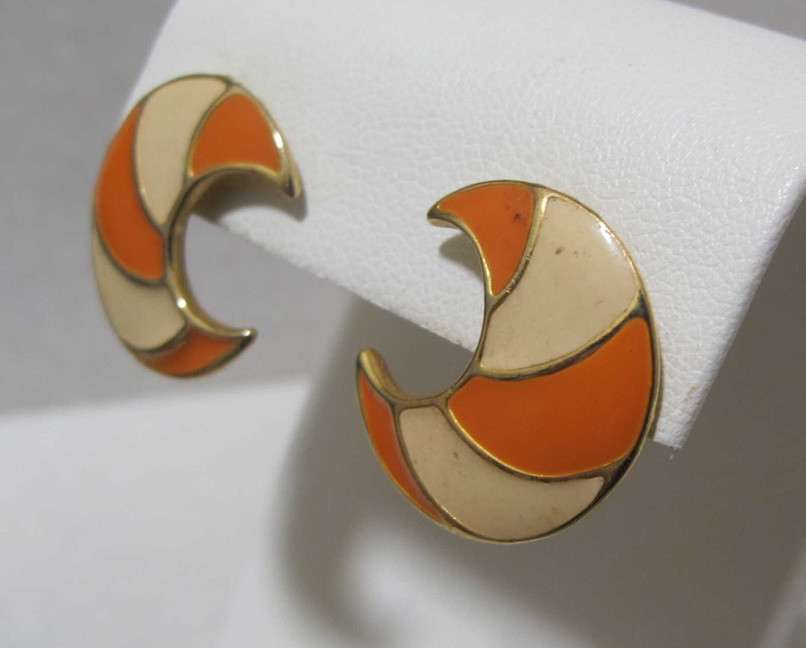 Vtg Orange & Cream Enamel Gold Tone Right-Left CRESCENT Post Earrings 7/8”