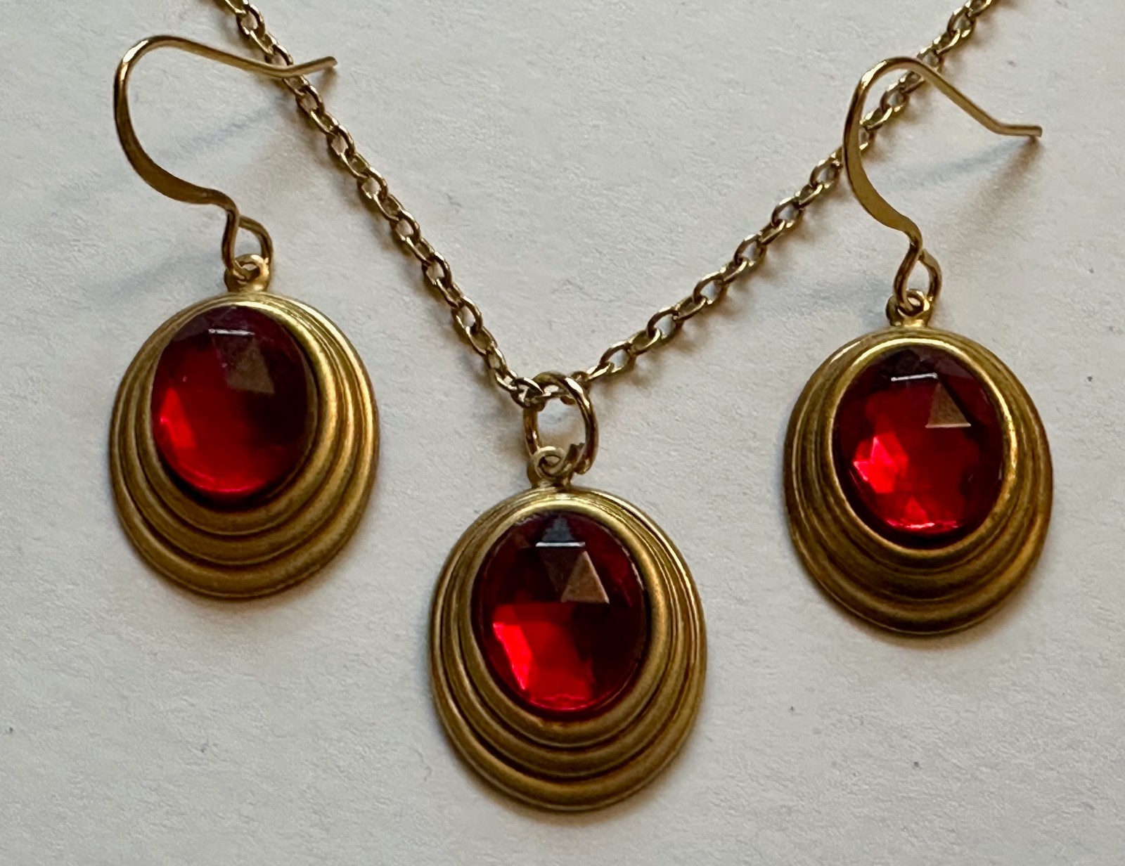 VINTAGE JEWELRY SET NECKLACE RED LUCITE PLASTIC W BRASS 3/4 OF 1″ & EARRINGS