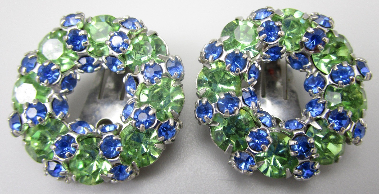 LOVELY 1960’S JOSEPH WARNER GREEN & BLUE RHINESTONE CIRCLE BROOCH & EARRINGS SET