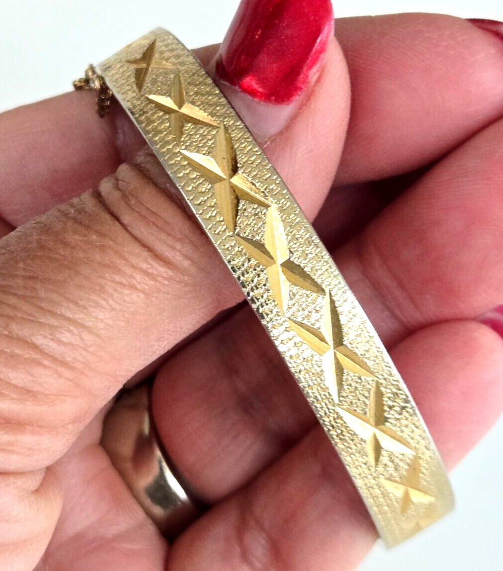 Vintage Diamond Cut Star Gold Tone Hinged Bangle Bracelet 7.25″ w/ Safety Chain