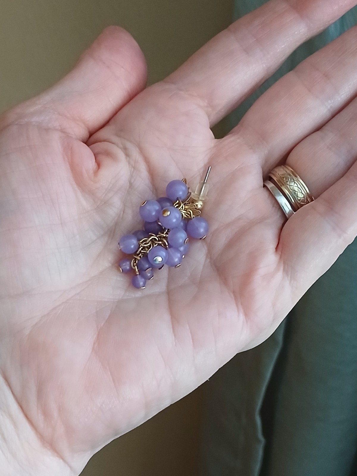 Vintage Purple Grape Cluster Dangle Pierced Earrings Goldtone Leaves