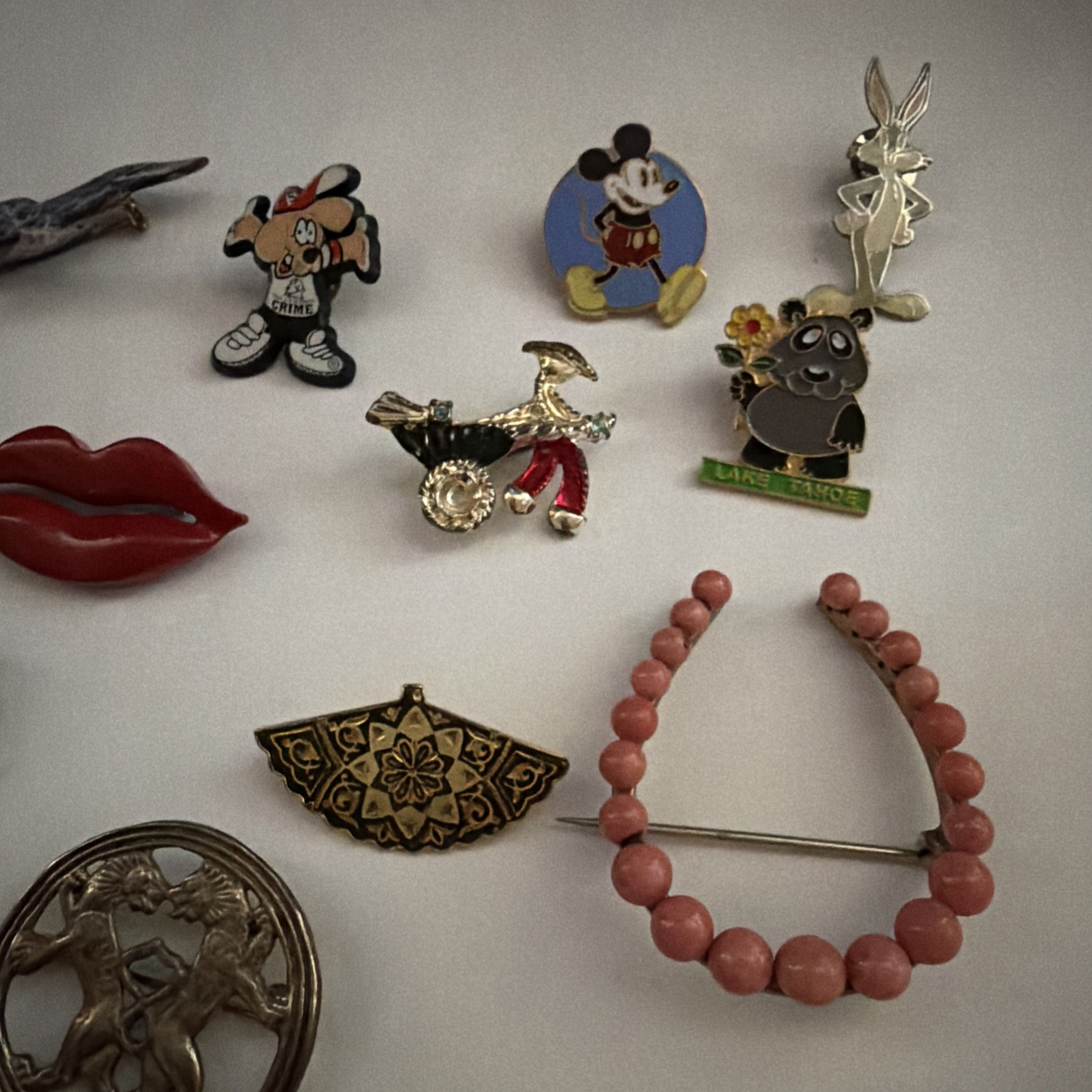 vtg pin lot of 25 collectible rare hard to find horseshoe souvenir Disney apple