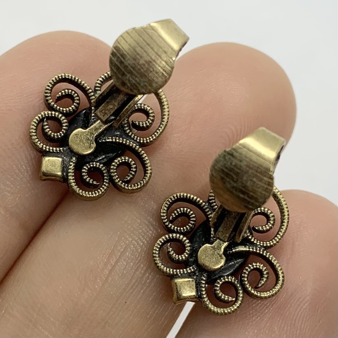 VTG RED GRIPOIX GLASS CABOCHON GOLD FILIGREE NOUVEAU EARRINGS CLIP-ON 5/8”
