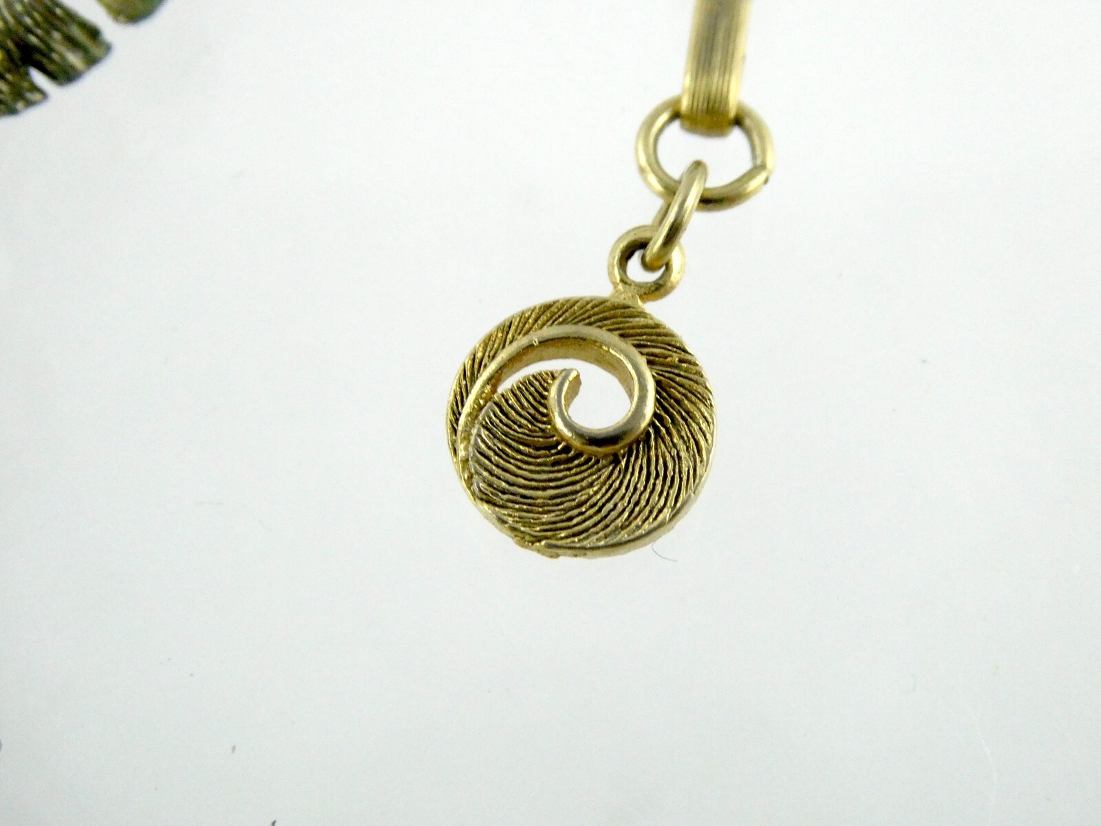 Vintage Designer Lisner Pale Gold Tone Metals Leaves Statement Necklace 16.5 In